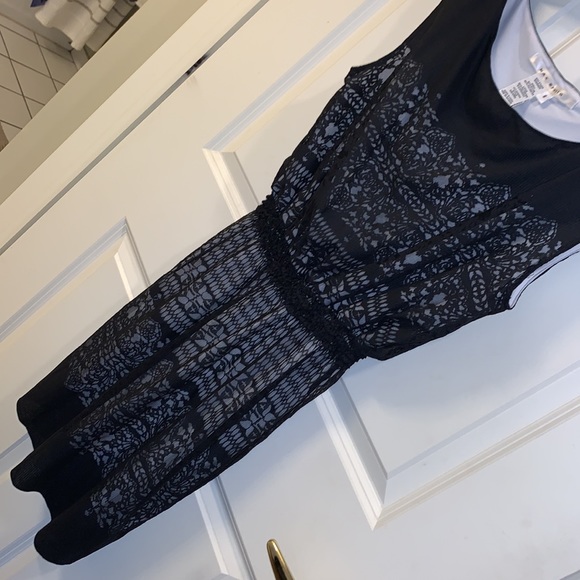 Sleeveless black and white dress with beautiful detailing - Picture 6 of 6